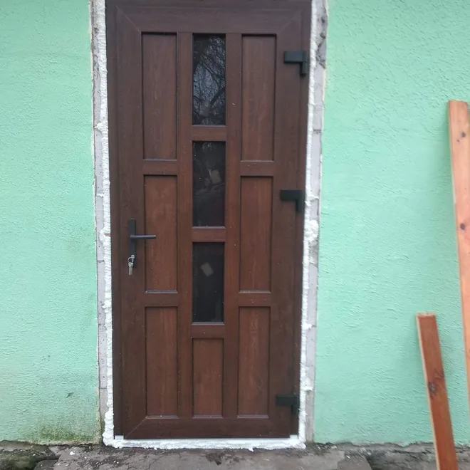 Металопластикові вхідні двері горіх зі скляними вставками